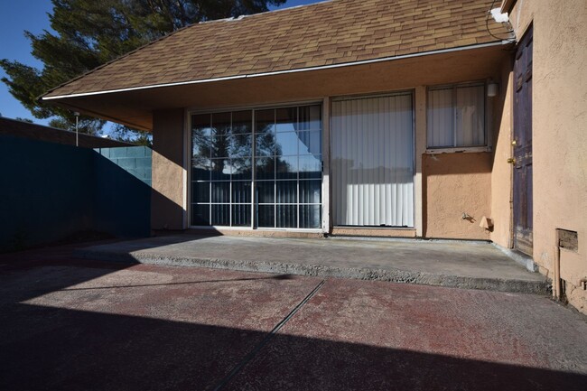Building Photo - Cozy single story condo close to the commu...