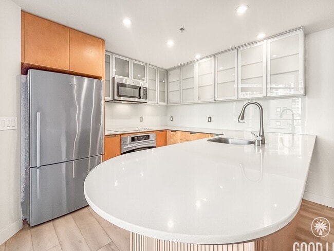 Building Photo - Stunning 2BD/2BA Condo in Downtown W/ W/D, High Ceilings, Community Pool, Spa, & Fitness Center!