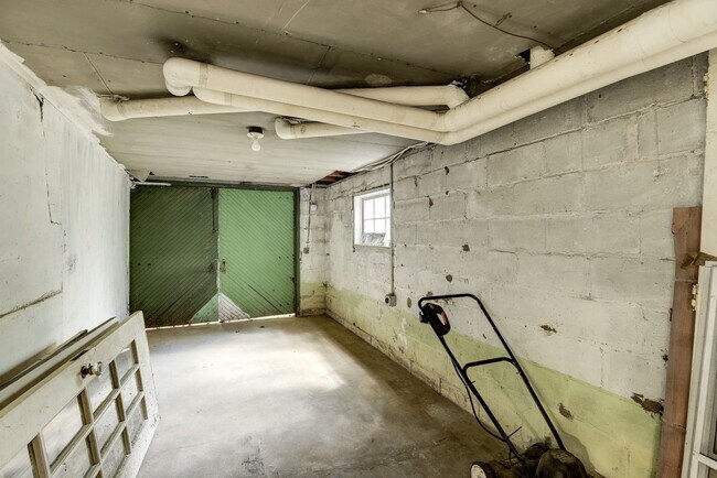 Building Photo - 7413 Maple Ave