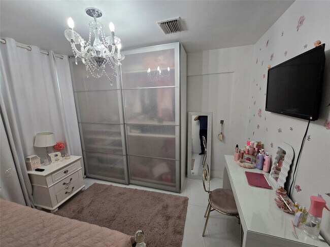 Building Photo - 2340 NE 8th Ave