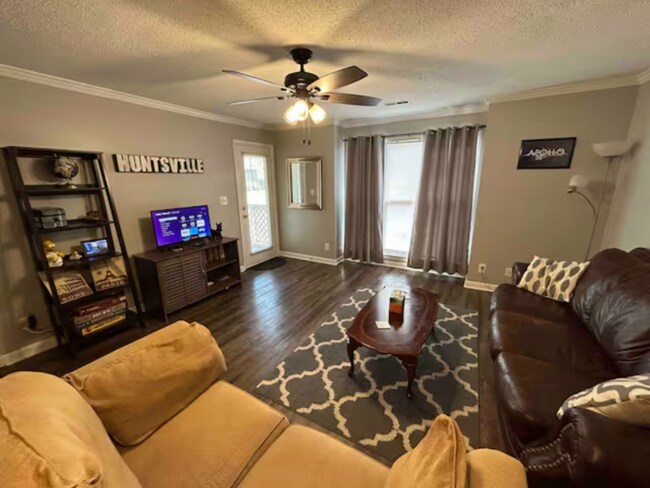 Building Photo - 4935-4937 7 Pine Cir