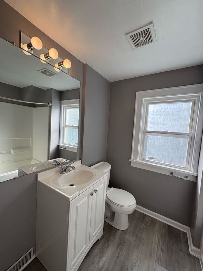 Building Photo - Three bedroom two bathroom home for rent