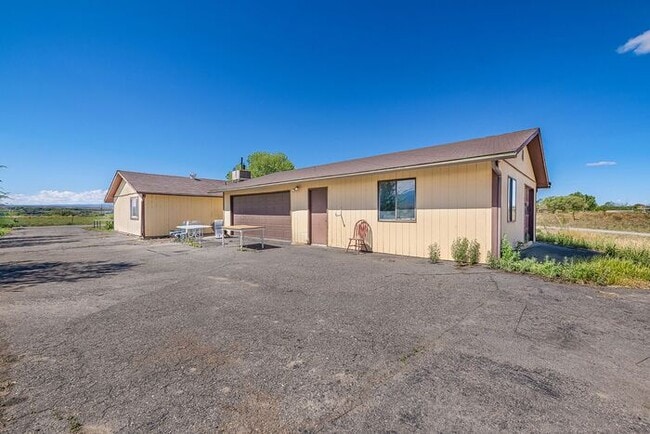 Building Photo - Home with Mountain Views!