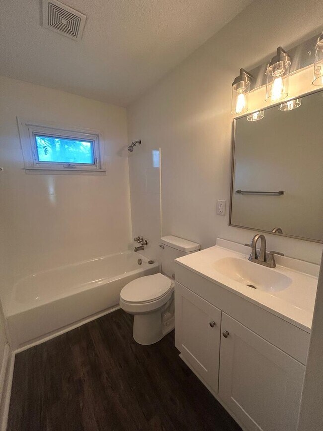 Building Photo - 4BR Home Minutes from Downtown & Fort Jackson