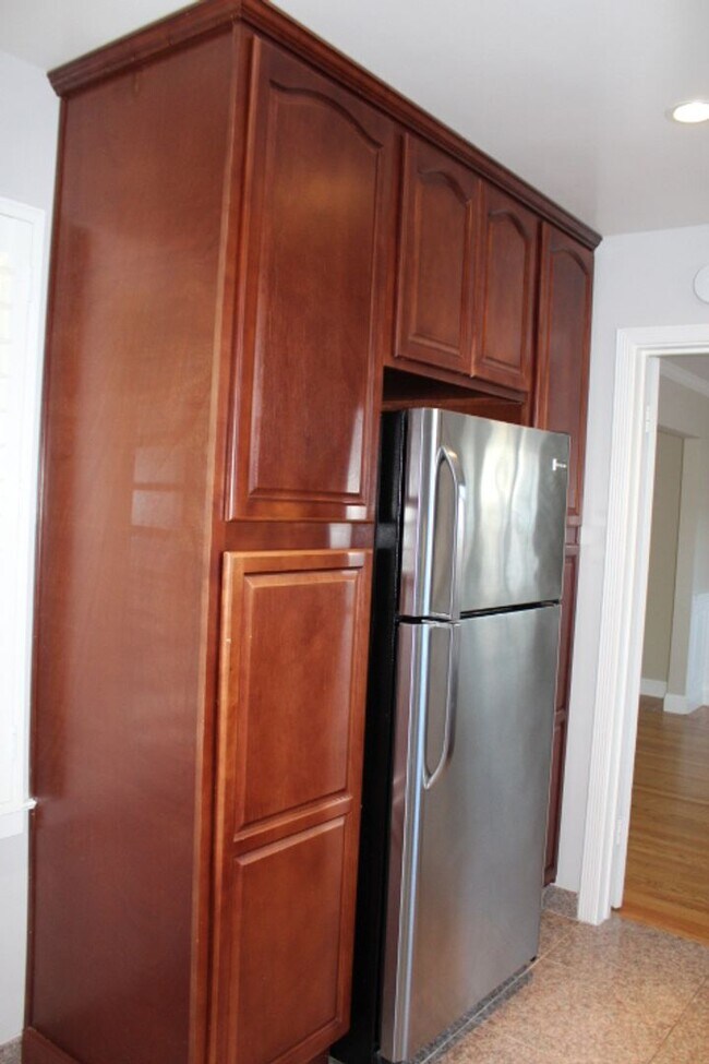 Building Photo - 709 N Claremont St