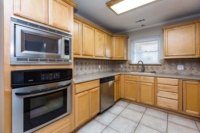 Building Photo - 7204 Marguerite Ln