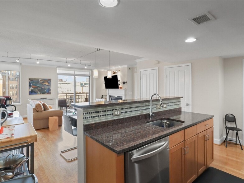 Building Photo - 1220 N Fillmore St