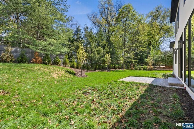 Building Photo - 242 Hardenburgh Ave