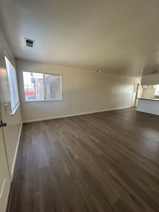 Building Photo - 1110 W Chestnut St