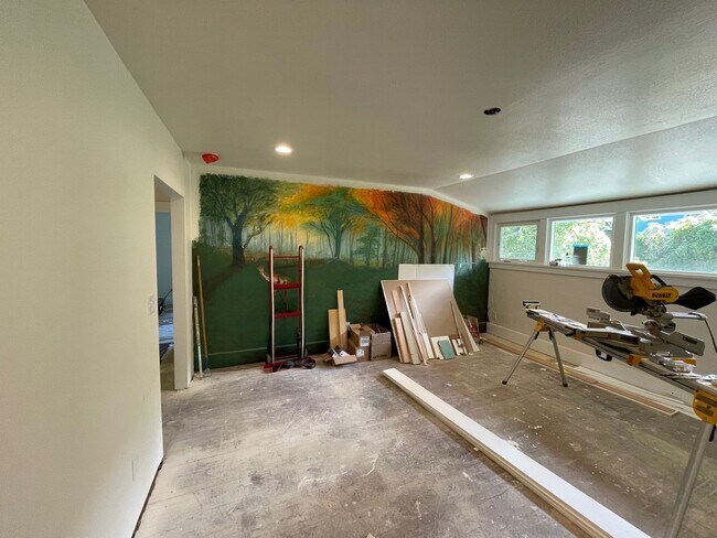 Building Photo - 717 N Forest St