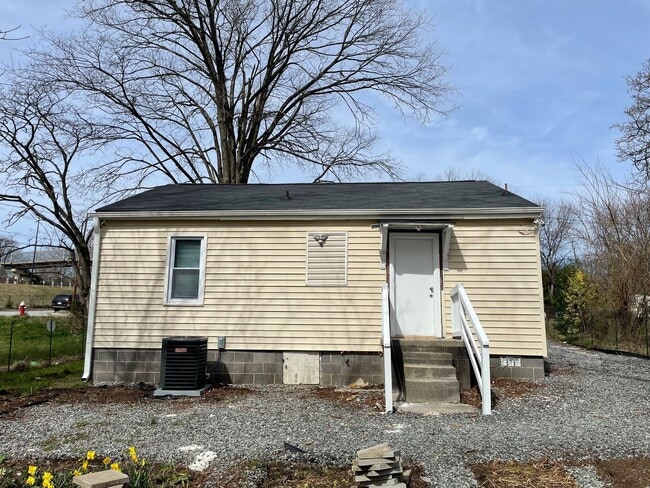 Building Photo - 2 BED 1 BATH HOME