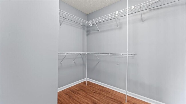 Building Photo - 450 Manor Glen Dr
