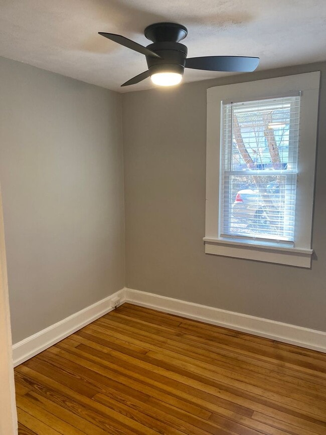 Building Photo - 2 bedroom/1 bath - Available Now
