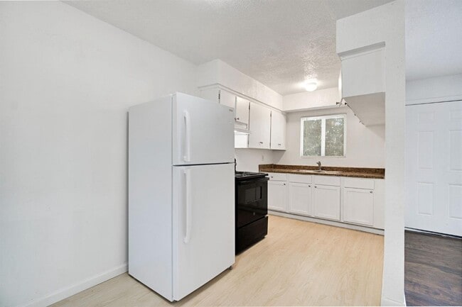 Building Photo - 1409 E Cambridge Ave