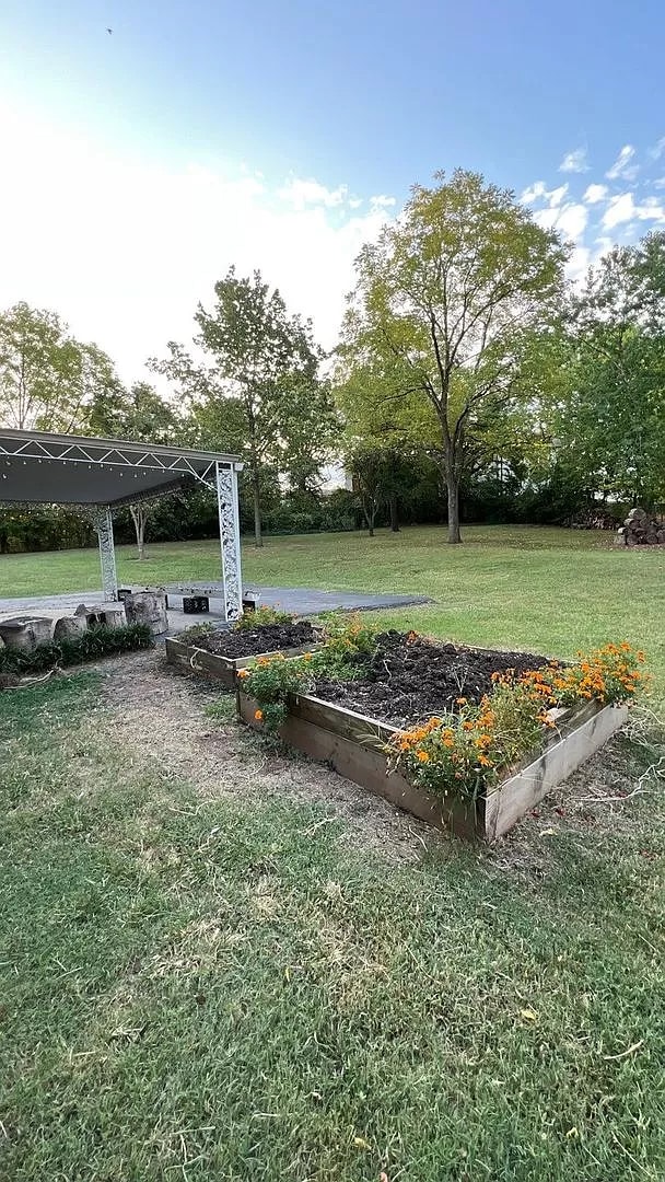 Building Photo - 2927 Hillhurst Dr