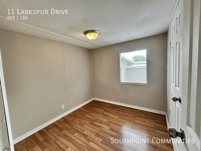 Building Photo - 11 Larkspur Dr