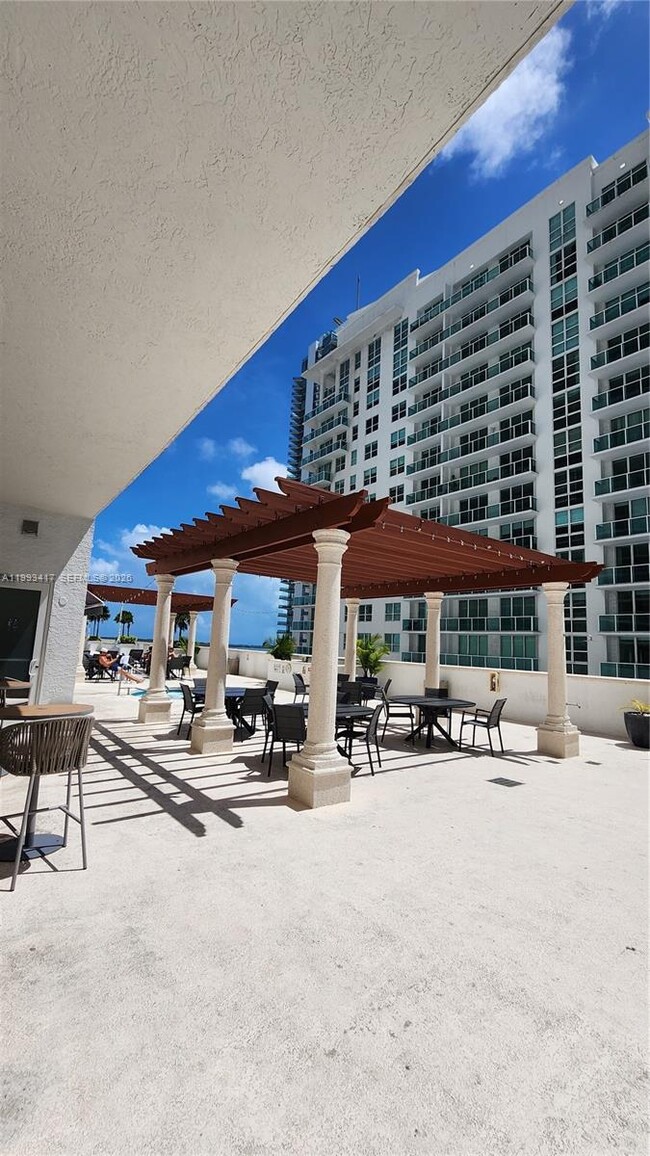 Building Photo - 1200 Brickell Bay Dr