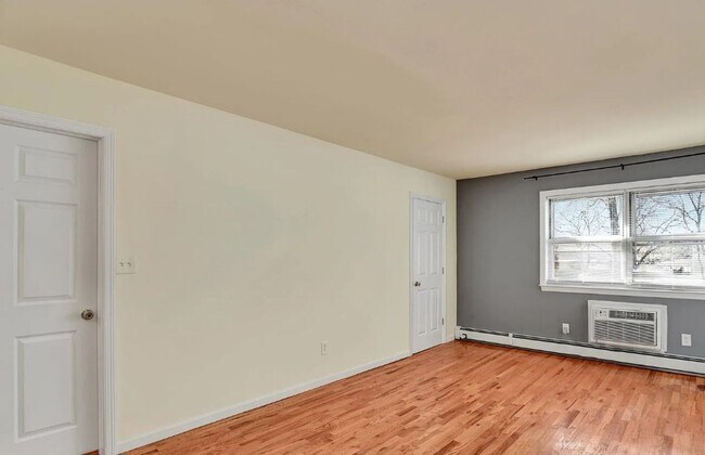 Building Photo - Renovated Apartment Available