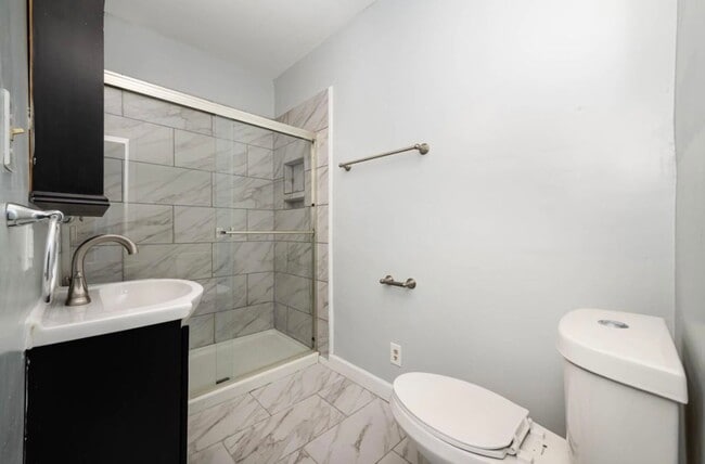 Building Photo - E. WALNUT HILLS - Cute 2 bed in upper of 2 family