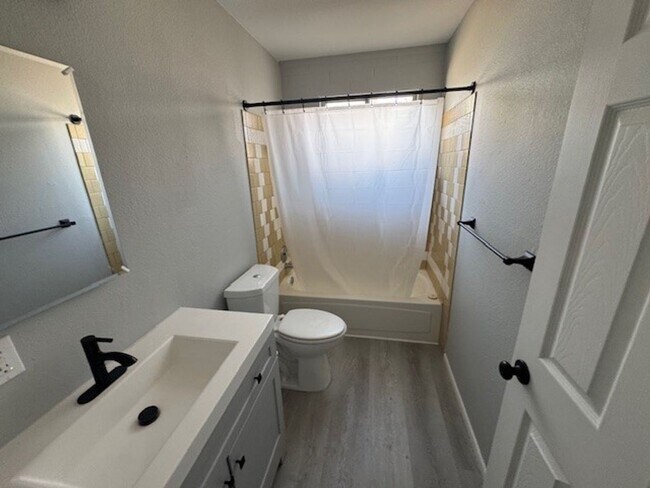 Building Photo - 2BR Remodeled and Updated, Large cement pa...