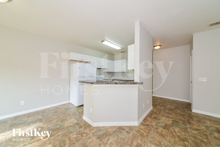 Building Photo - 4448 N Biscayne Dr