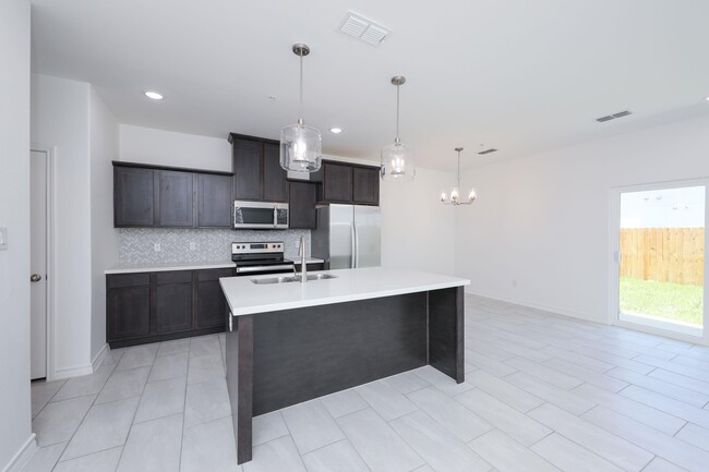 Building Photo - 9921 Bijan Dr