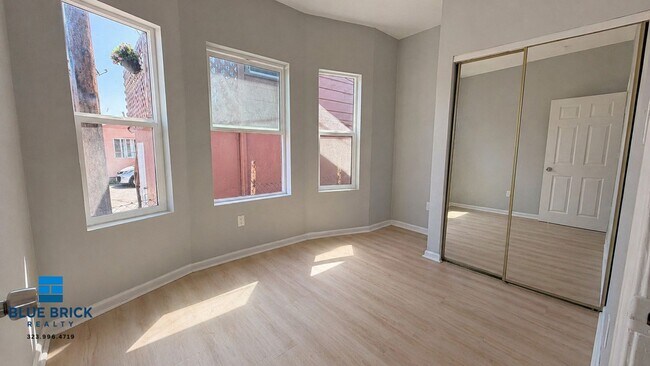 Building Photo - 1242 W 93rd St