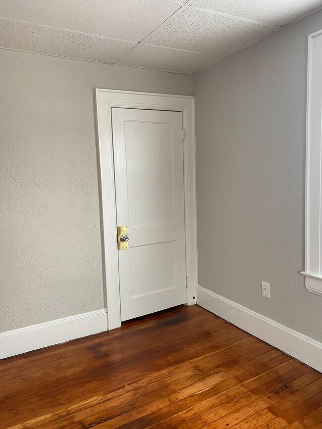 Building Photo - 820 Main St