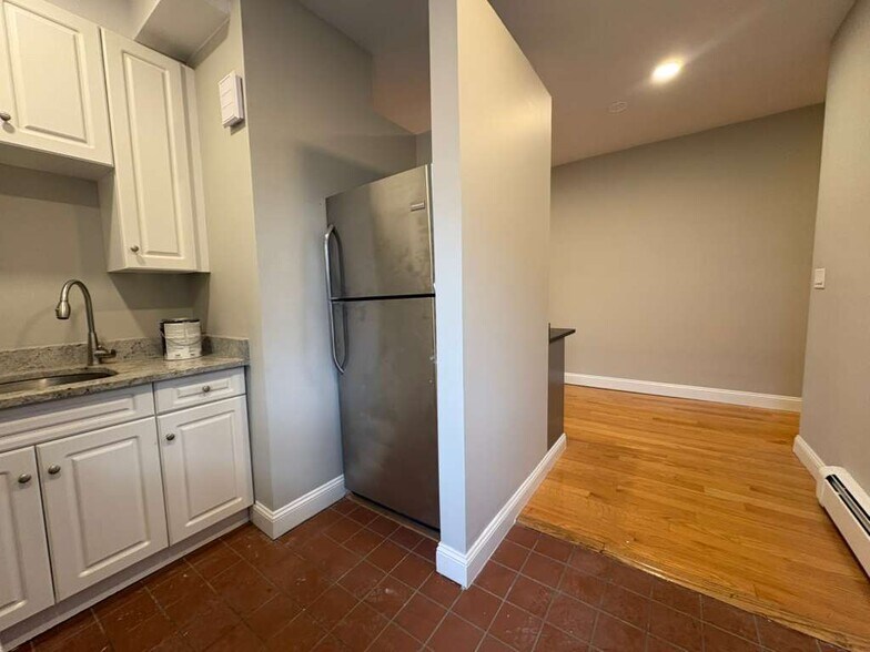 Building Photo - 604 Chapel St