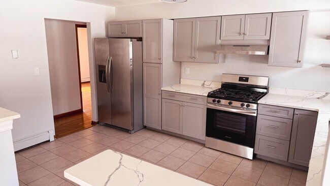 Building Photo - Charming 3BR , 2 BTHRM Duplex in Elizabeth