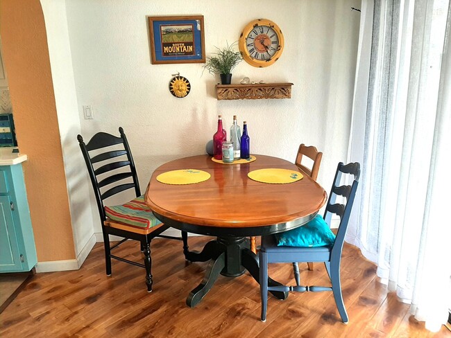 Building Photo - Furnished Vacation Condo w/ Community Pool**