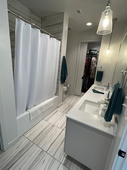 Bathroom with large tub - 1501 E 4th St