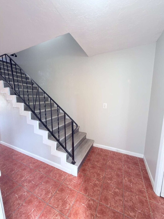 Building Photo - Moving Ready! 2 bedroom and 2 1/2 Bathroom