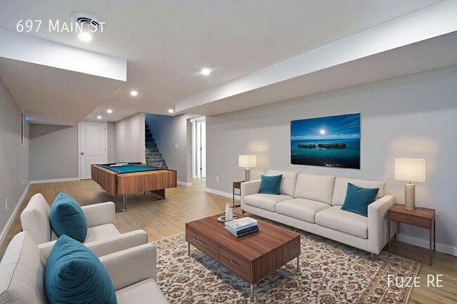 Building Photo - 697 Main St