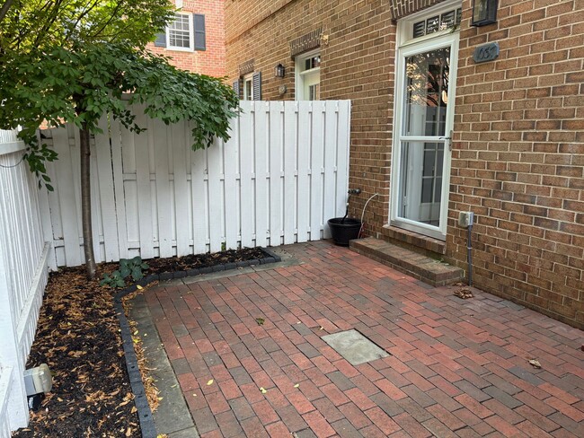 Building Photo - 1037 N Pitt St