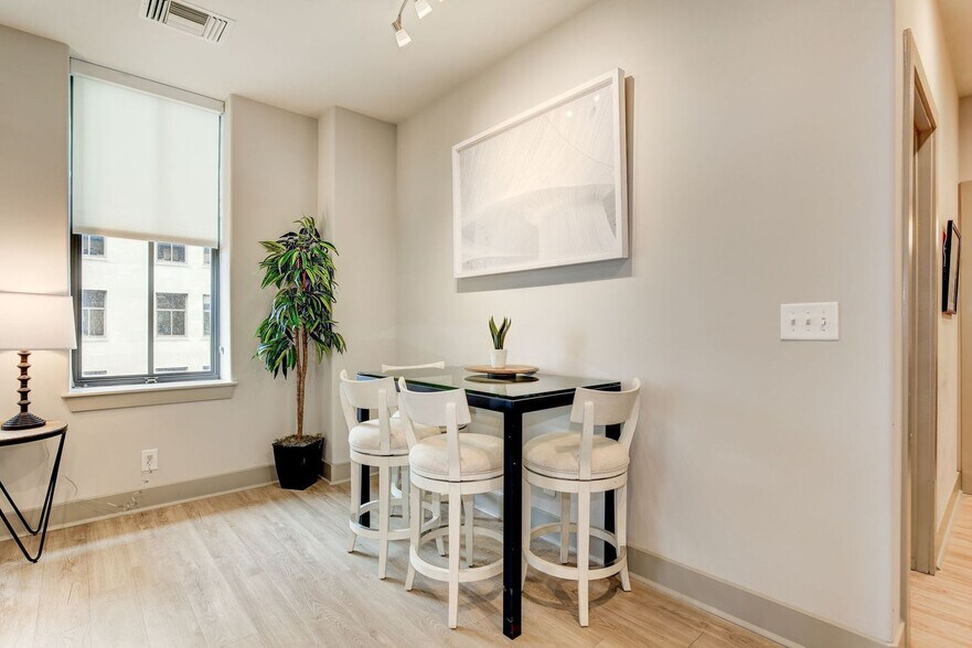 Building Photo - 10 Light St