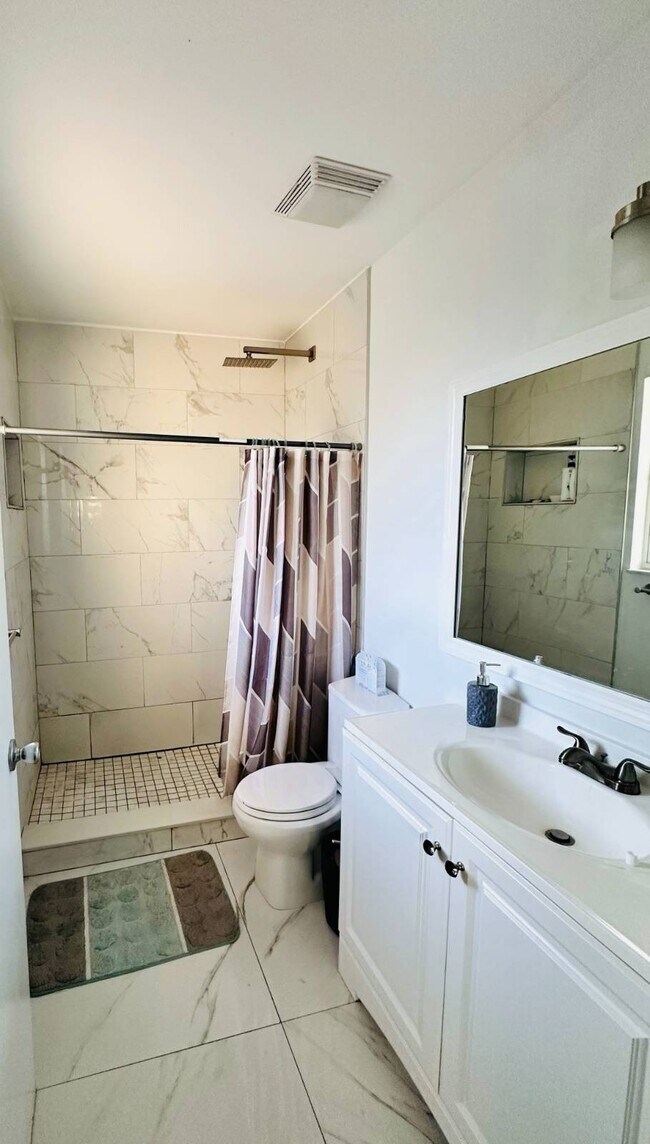 Building Photo - 130 Cypress Way W