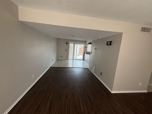 Building Photo - 6621 S La Rosa Dr