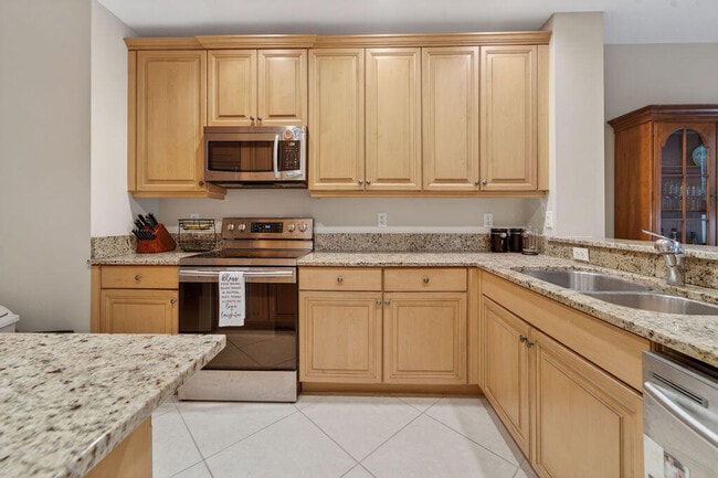 Building Photo - 11860 Valencia Gardens Ave