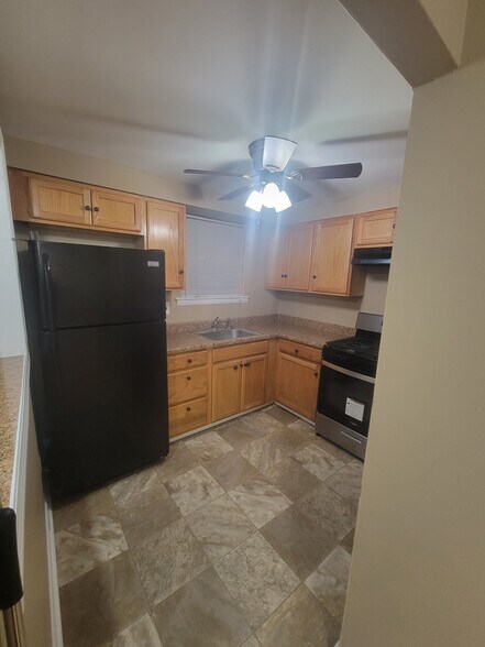 Building Photo - 9448 Lansford St