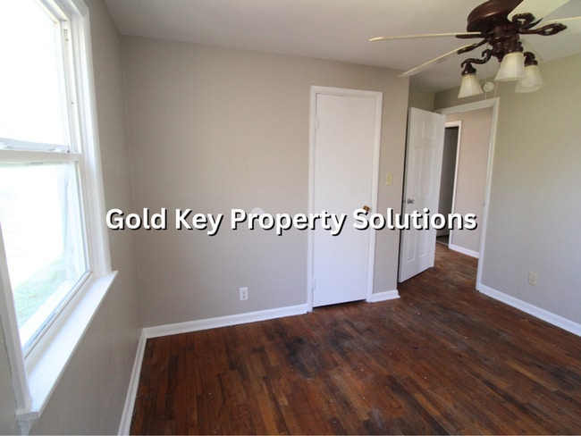 Building Photo - Eastside 3 BR 1 BA House with Garage and Central Air (SECTION 8 APPROVED)