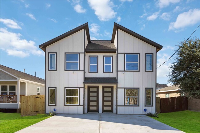 Primary Photo - 5523 Haight St