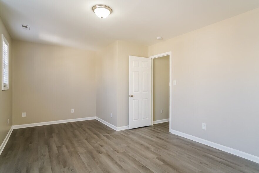 Building Photo - 8039 Marsh Hollow Dr