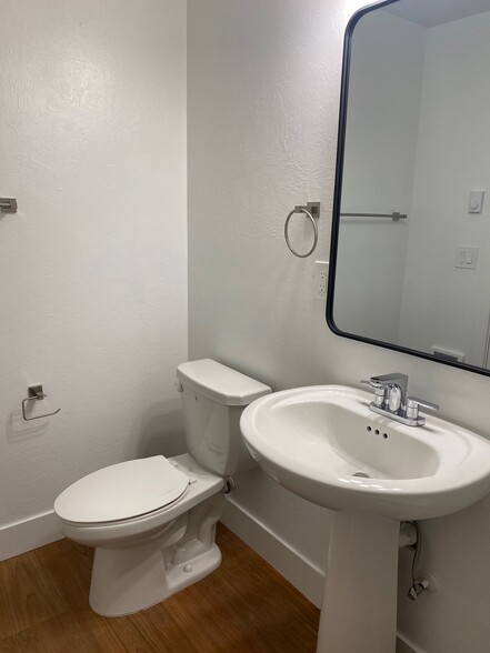 Building Photo - 640 Lincoln St