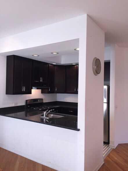 Building Photo - 2529 N Marshfield Ave