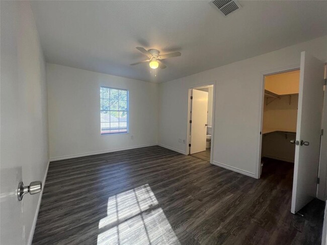 Building Photo - 3550 Mirror Ct