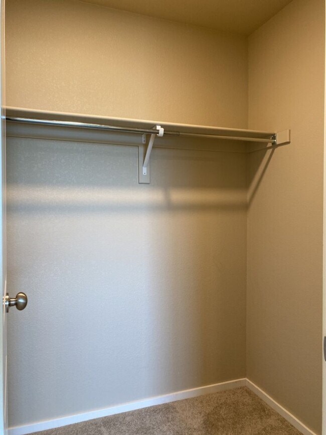 Building Photo - Beautiful Townhome 3-Bedroom / 2.5-Bath Near Walking Trail, Park