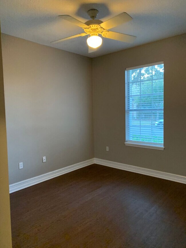 Building Photo - MOVE IN SPECIAL- Charming 3/2 home w/ formal office/4th bedroom and fenced yard in Harmony