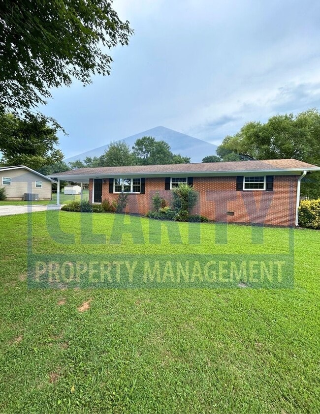Building Photo - Updated ranch-style home in great neighbor...