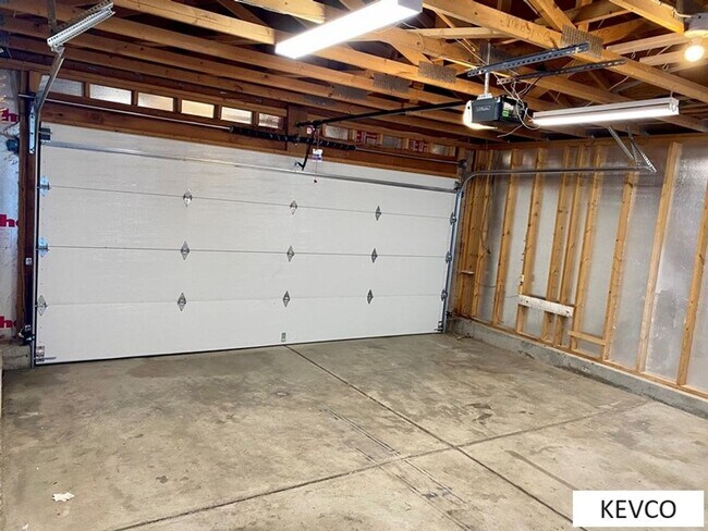 Building Photo - Beautiful Three Bedroom Home!